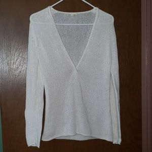 Low v-neck sweater